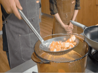 油泼虾仁炒饭怎么做？