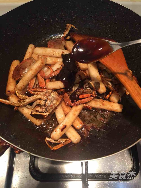 浓油赤酱的螃蟹炒年糕