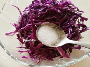 教你怎么做炝拌三丝【紫甘蓝、胡萝卜、蛋皮】