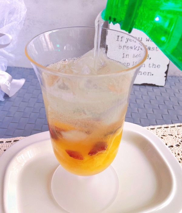 蔓越莓菠萝气泡饮