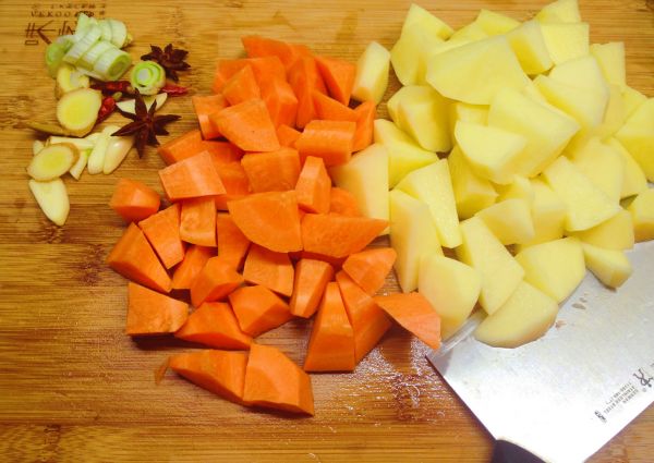 土豆胡萝卜炖牛腩