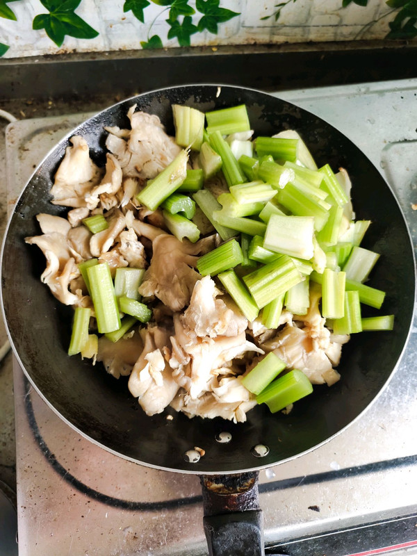 什锦鸡丁炒蘑菇