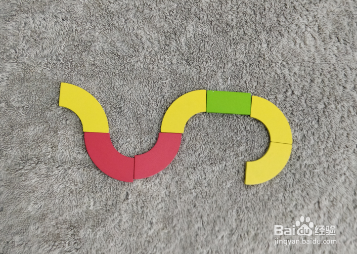 用蒙氏积木怎样拼一条蛇呢？