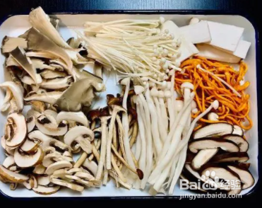 如何做什锦菌菇炖腊肉