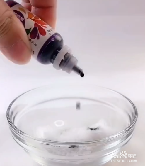 用厨房里的盐来做好玩的弹力球