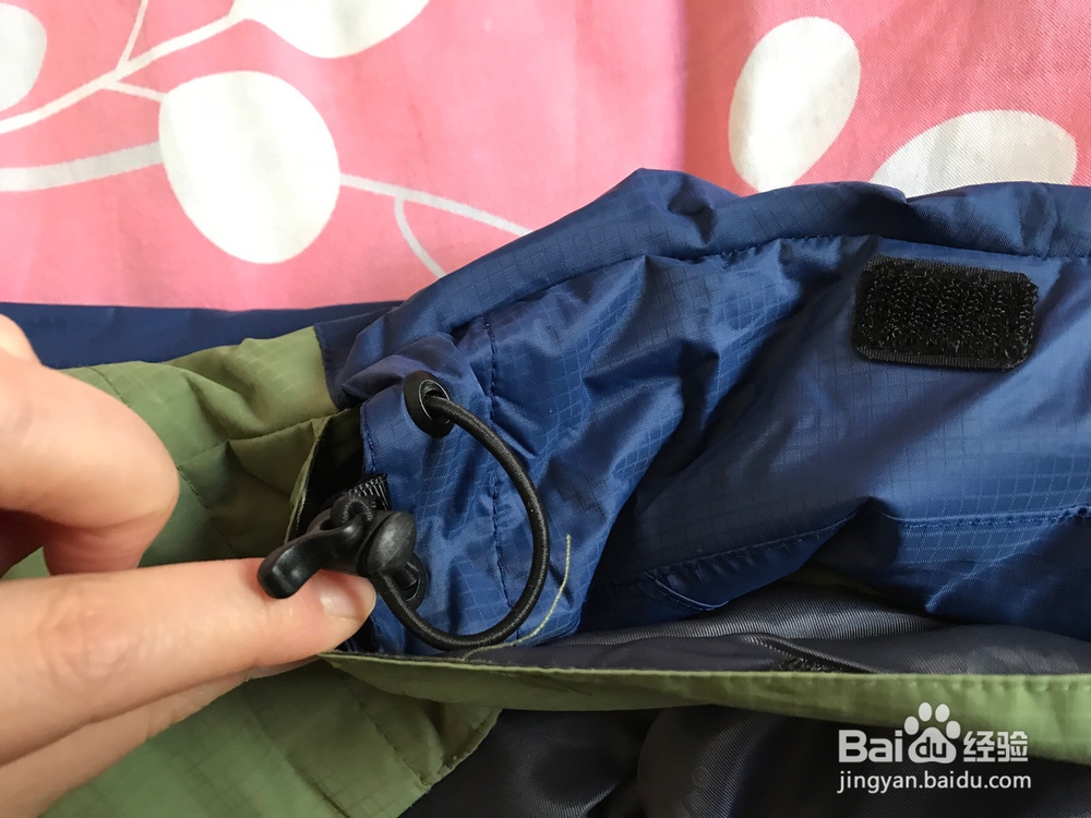 冲锋衣内置式帽子的收纳方法