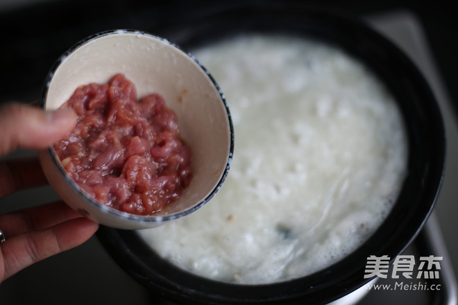 皮蛋瘦肉粥的做法