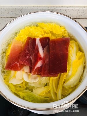 超级好吃的家常菜火腿炖白菜烹饪方法