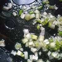 如何制作美味的葱爆五花肉