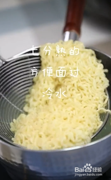 如何制作炒方便面