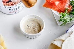 在家制作美味的烟熏三文鱼蛋白粉卷饼运动餐