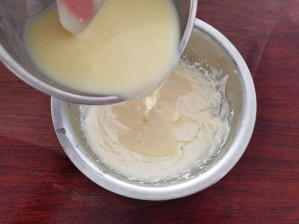 爱心白巧克力夹心慕斯蛋糕