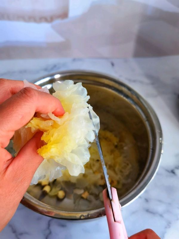 燕窝莲子百合银耳羹