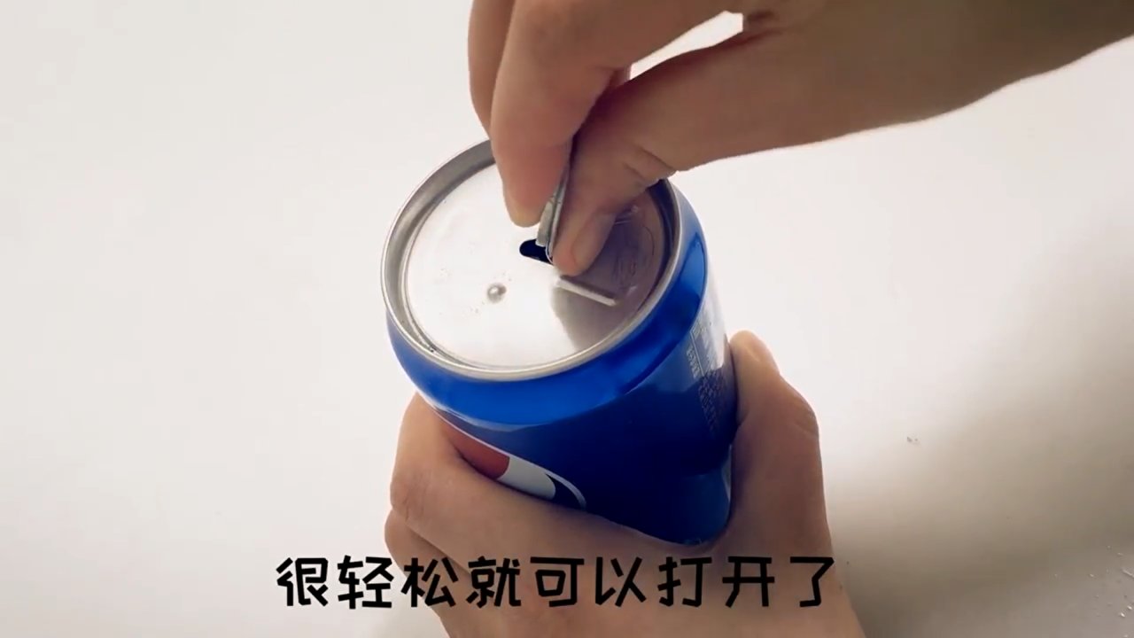 怎样用硬币开可乐女生怎样开可乐瓶