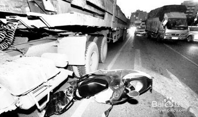 台风过境城市时街道行人交通安全注意事项