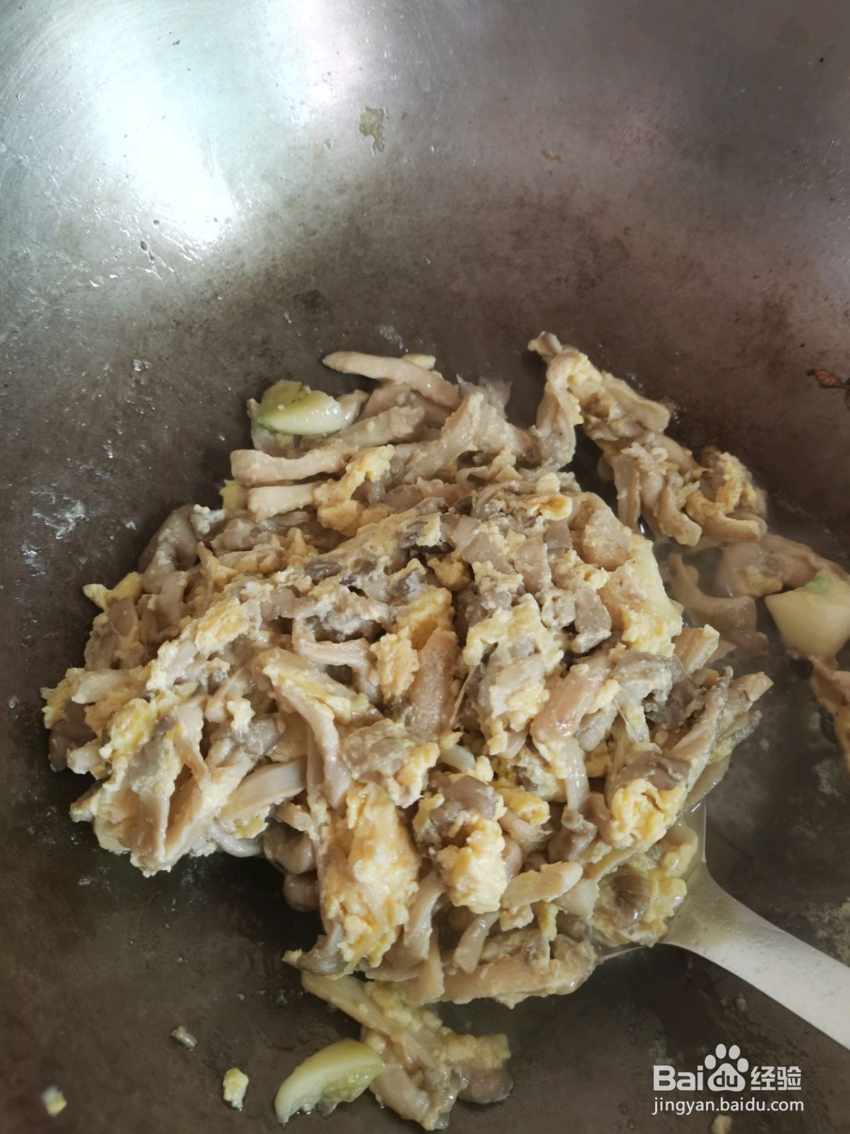 草菇炒鸡蛋的做法