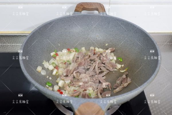 泡椒藕带炒鸡胗