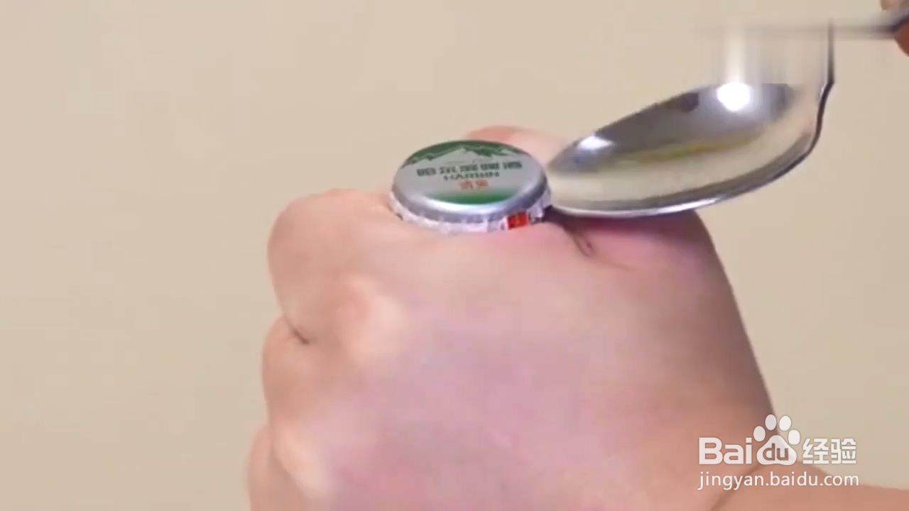 怎样打开啤酒瓶盖？