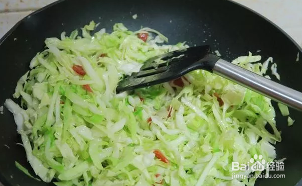 怎么做鸡蛋香肠炒软饼