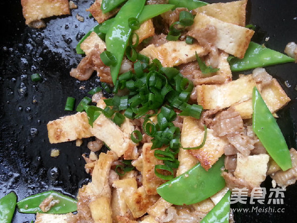 五花肉炒煎豆腐荷兰豆