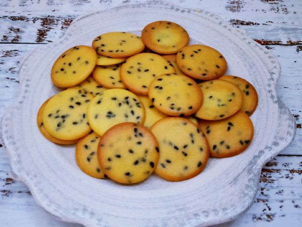 黑芝麻薄脆饼干