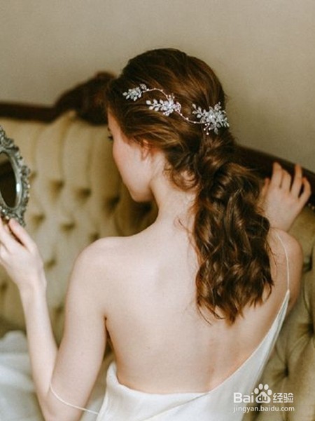 推荐时尚流行新娘发型，复古发饰是亮点