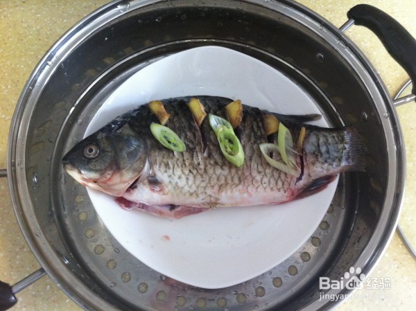 粤式清蒸鲫鱼的做法