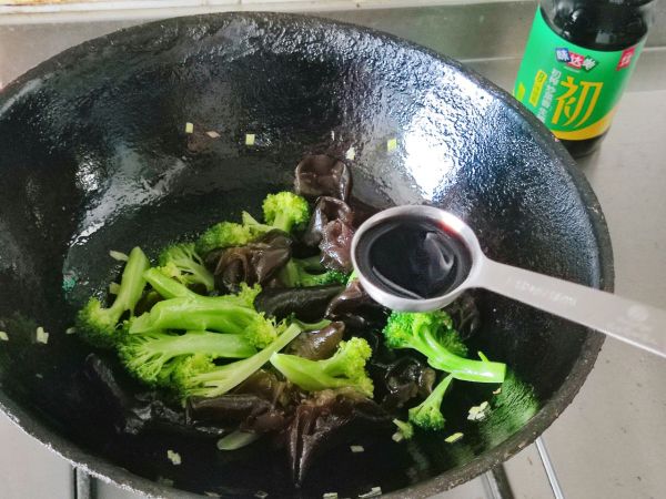 炝炒木耳西兰花