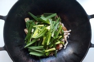 青蒜香干炒肉丝的做法