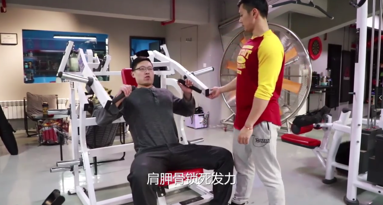 如何锻炼胸大肌？