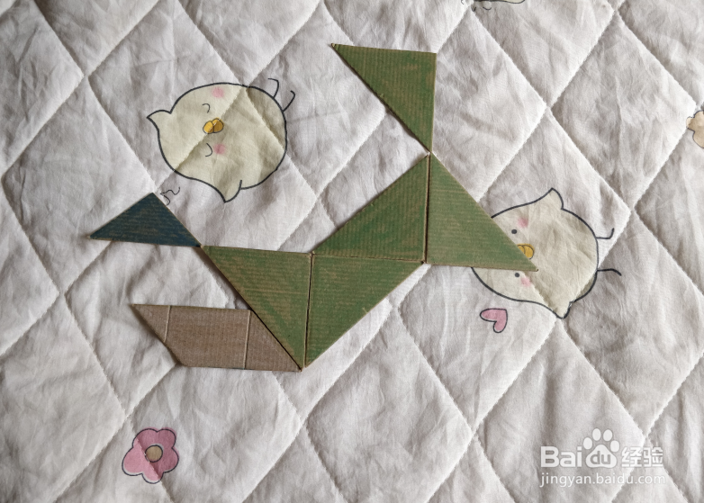 用九巧板怎么拼一个练习游泳的小哥哥呢？