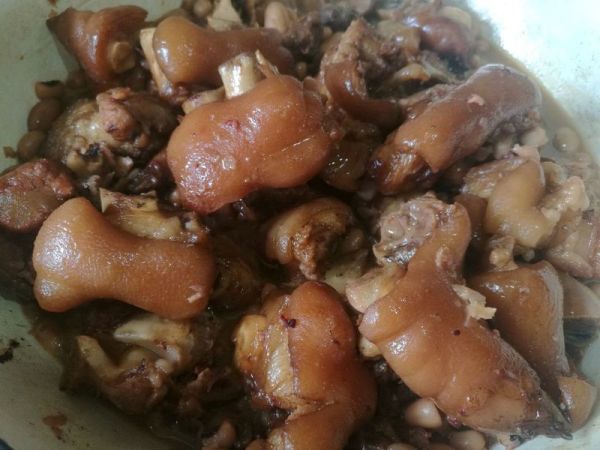 话梅花生炆猪蹄