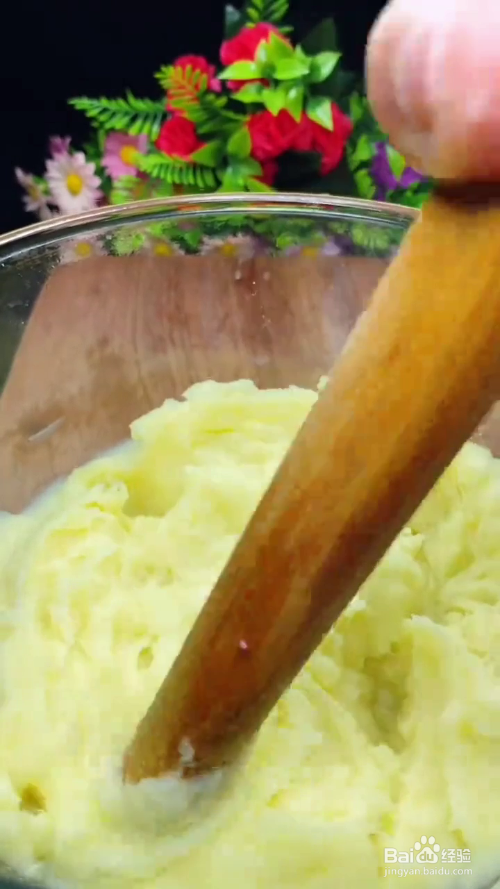 如何制作好吃的土豆皮酸菜猪肉饺子？