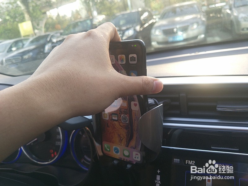 锋范加装圆盾K11车载无线充安装操作