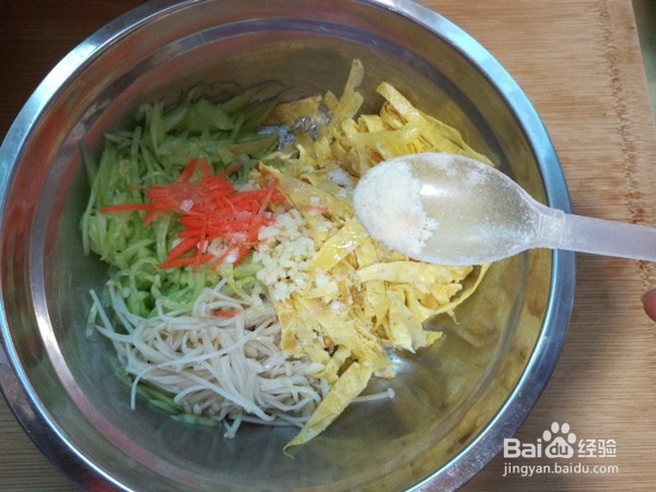 如何制作黄瓜金针菇 拌蛋丝