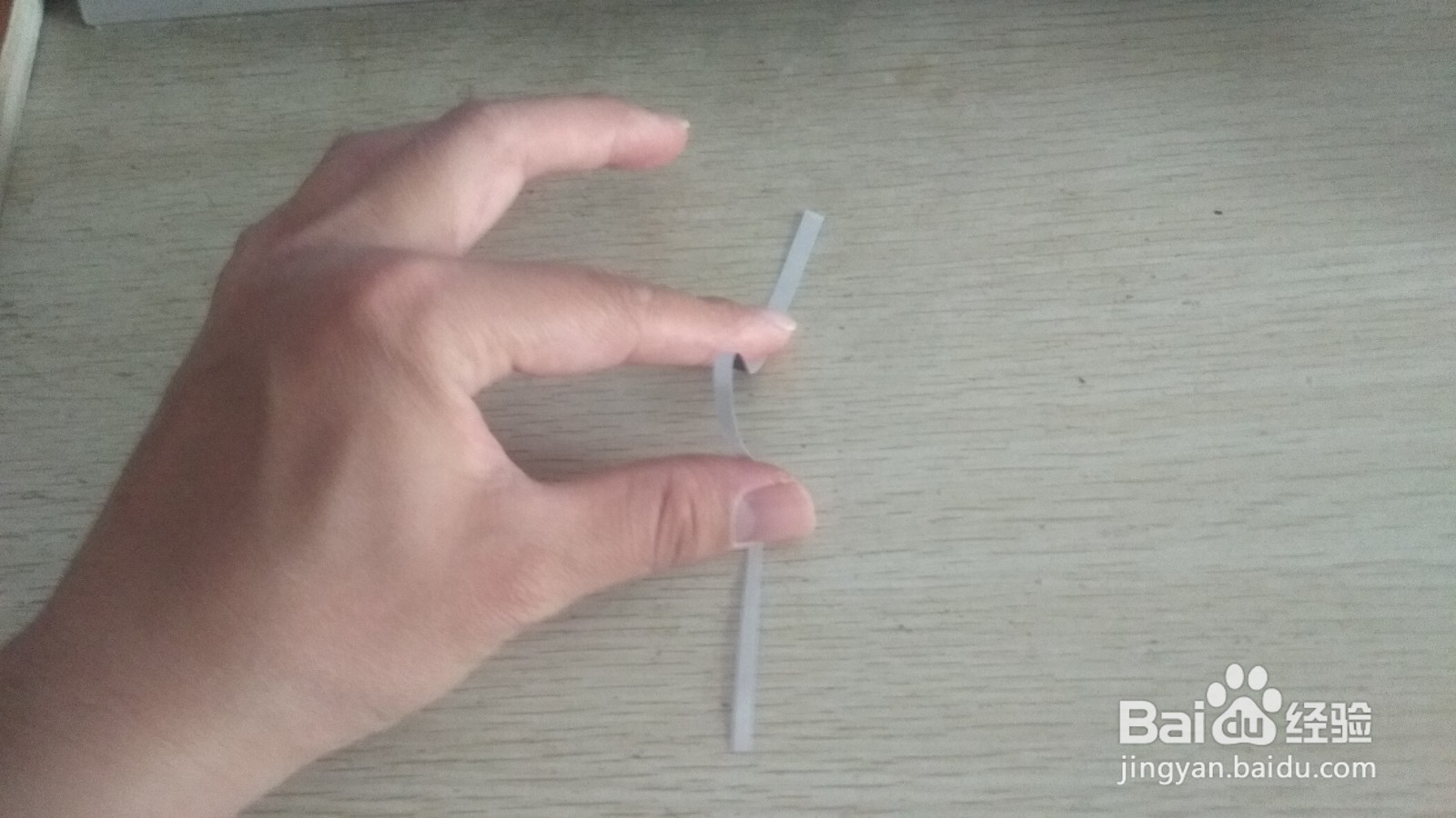 如何用细长的纸条和格尺做简易的中性笔的支架