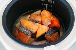 如何做出好吃的三文鱼玉米土豆焖饭