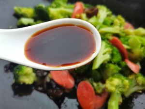 西兰花木耳炒火腿的做法