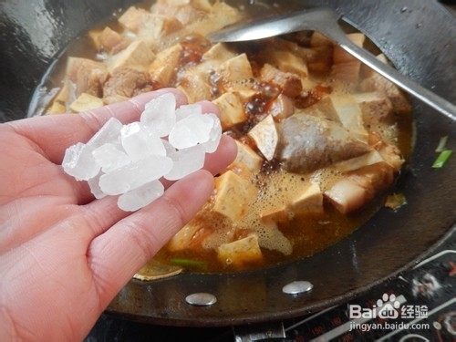 如何做酱香浓郁的芋头红烧肉