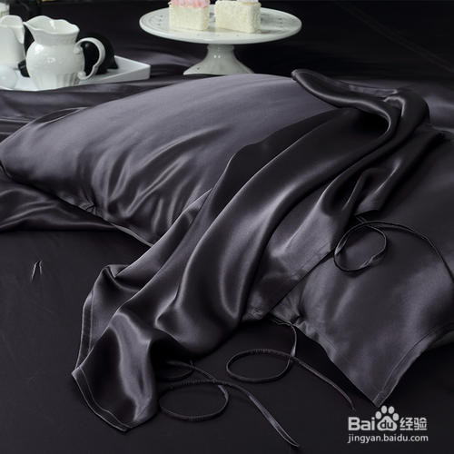 卷发睡觉时头发怎么放