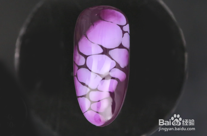 怎样做紫色晕染泡泡美甲？