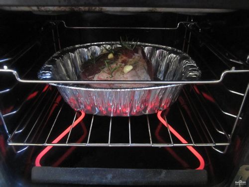 大蒜迷迭香烤羊腿