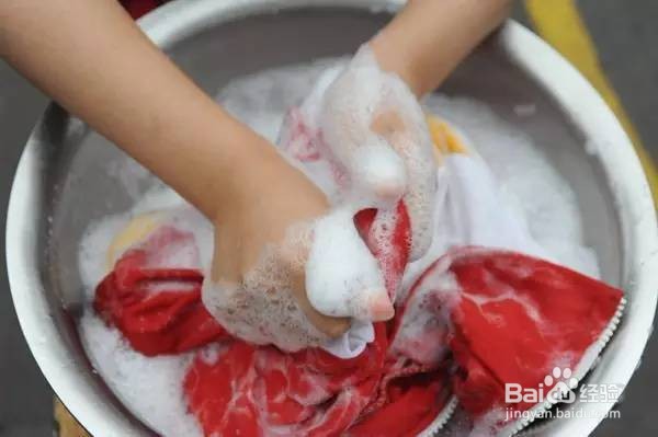 衣服被铁锈染色怎么洗掉