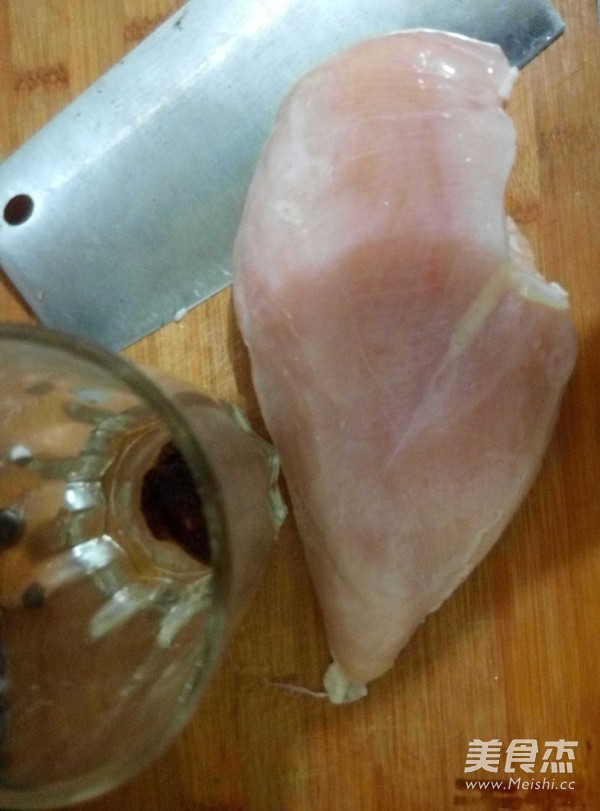 煎鸡胸片配薰衣草花饮