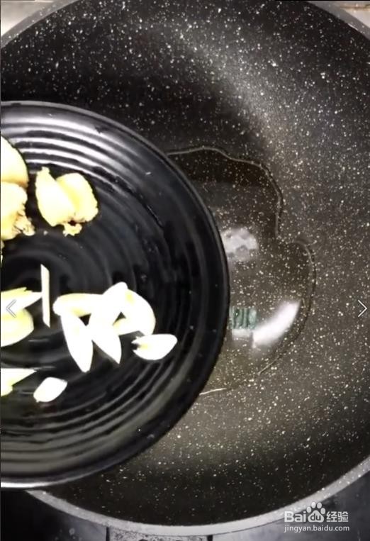 如何自己制作好吃的麻辣炖鸡爪