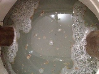 洗衣机用的久了，里面有很多污垢，该怎样清理