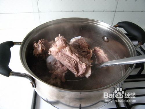 怎样做一款应季的靓汤--粉藕棒骨汤