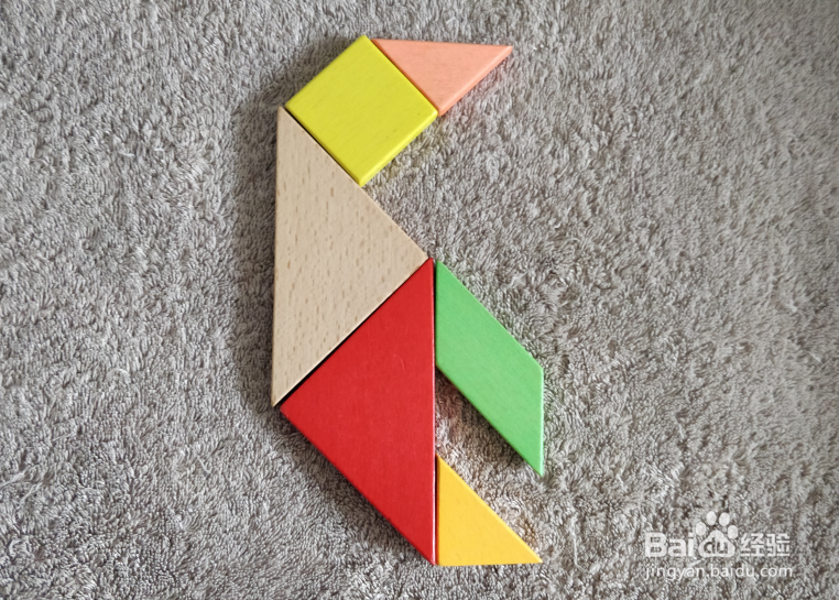 用七巧板怎样拼一只向前看的企鹅？