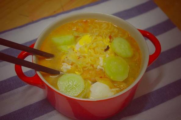 煮方便面怎么打鸡蛋