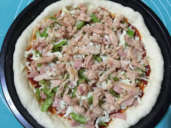 金枪鱼午餐肉披萨